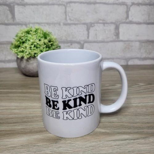 Kétoldalas vicces bögre – Morcos csaj & „Be Kind” felirat
