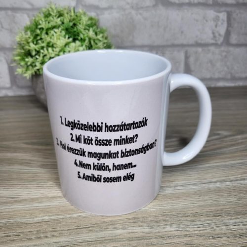 Keresztrejtvény mintás bögre – Család, szeretet, összetartozás